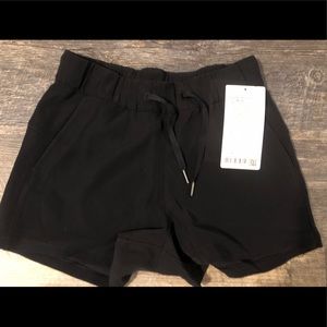 Lululemon On the Fly Women’s shorts size 4 (bonus free skirt!)
